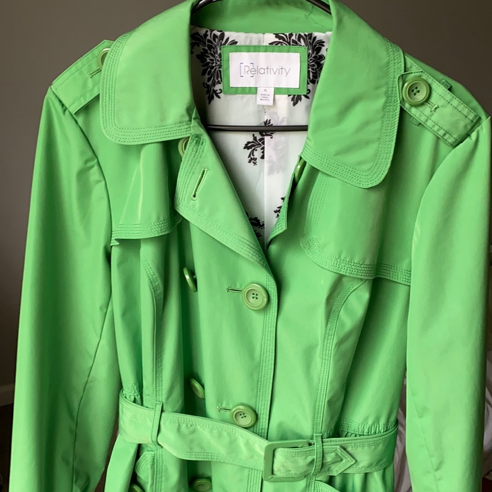 Belt shapes it to fit nice.Really good for rain.